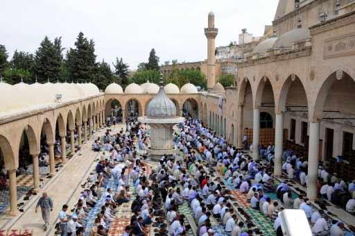 Ramazanın bitmesine bir gün kala kılınan son cuma namazında, camilere sığmayan vatandaşlar, caddelere serdikleri seccadelerde ibadetlerini gerçekleştirdi. Yurttan cuma manzaraları:
