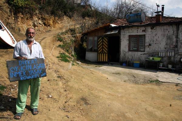 Zonguldak'ın Kozlu beldesinde oturan 65 yaşındaki Mustafa Aş, yaklaşık bir yıldan bu yana evinin yolunu yaptıramayınca tepkisini tabela asarak koydu.