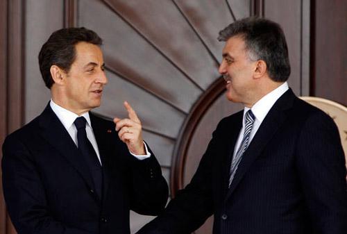 Fransa Cumhurbaşkanı Nicolas Sarkozy, &ccedil;alışma ziyareti i&ccedil;in T&uuml;rkiye'ye geldi. Nicolas Sarkozy, &Ccedil;ankaya K&ouml;şk&uuml;'nde Cumhurbaşkanı Abdullah G&uuml;l tarafından karşılandı.