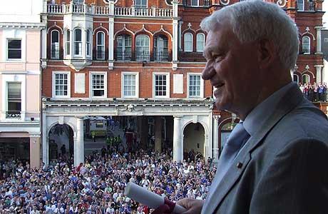 İngiltere Milli Takımı'nın eski futbolcusu ve teknik direktör Sir Bobby Robson'un 76 yaşında İngiltere'nin County Durham kentindeki evinde kansere yenik düştüğü bildirildi.