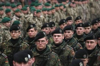 18 aya kadar askerlik yapılan ülkeler
ALMANYA
I. Dünya Savaşı'nda Almanya, zorunlu askere alma usulü uyguladı ve büyük bir ordu kurdu. Şu anda Almanyada hala zorunlu askerlik uygulaması mevcut. Askerlik erkekler için 6 ay.
Kadınlar da gönüllü askerlik yapabiliyor. Askerlik yapmak istemeyenler sosyal hizmet alanlarında görevlendiriliyor ya da dış ilişkileri geliştirme uzmanı olarak en az 18 ay görev yapabiliyor.