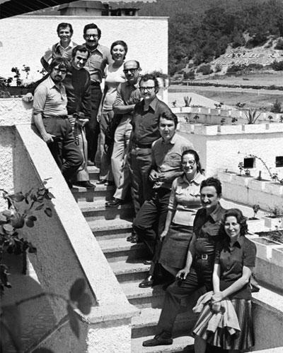 Bülent Ecevit, 1972deki CHP Kongresinde İsmet İnönünün koltuğuna daha yeni oturmuş. Dönemin genç siyasetçi arkadaşları ile geleceğin politikalarını oluşturmaya çalışıyor. İlerde ülke siyasetine yön cerecek Akgünler bildirisinin kaleme alındığı ünlü Alanya kampında, sonraki yıllarda CHPye damgasını vuracak isimler yanyana