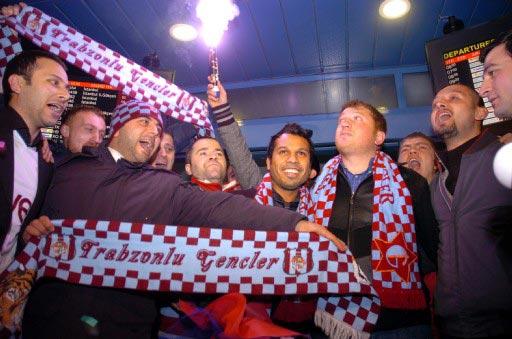 Trabzonspor'un, anlaşma sağladığı Brezilyalı sol kanat oyuncusu Alan Carlos Gomes Da Costa ''Alanzinho'', Trabzon'a geldi. Alanzinho'yu 500 kişilik coşkulu bir taraftar grubu karşıladı.