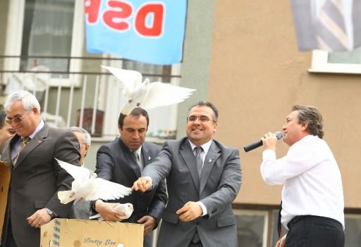 DSP Genel Başkanı Zeki Sezer, küresel krizin henüz Türkiye'de etkilerini göstermediğini, asıl krizin seçim sonrasında, Mayıs ayında etkili olacağını ileri sürdü.