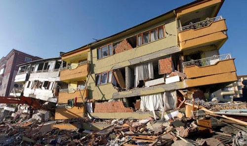 DENETİM YETERSİZ.
Ankette yer alan Belediyeler ve kamu kurumlarının binaların depreme dayanıklı olup olmadığı konusunda yeterli denetimleri yapıp yapmadığına ilişkin soruya da katılımcıların yüzde 79.2si Denetim yapılmıyor cevabını verdi.
Bugüne kadar depremle ilgili binanız kontrol edildi mi? sorusuna ankete katılanların yüzde 83.5i Hayır, hiçbirşey yapılmadı yanıtını verirken, yüzde 8i yaşadığı binayı bir mühendis, müteahhit veya tanıdığın gözle kontrol ettiğini, yüzde 5.7si belediyeden uzman ekibin binayı kontrol ettiğini, yüzde 2.8i uzman ekibin beton örneği alıp binayı kontrol ettiğini belirtti.
Bölgeler bazında bakıldığında ise Marmara bölgesinde yaşayan katılımcıların yüzde 12.9u binalarında ciddi bir denetim yapıldığını belirtirken, Doğu Anadolu bölgesinde yaşayan katılımcıların ise sadece yüzde 2.2si binasında ciddi bir denetimin yapıldığını belirtiyor.