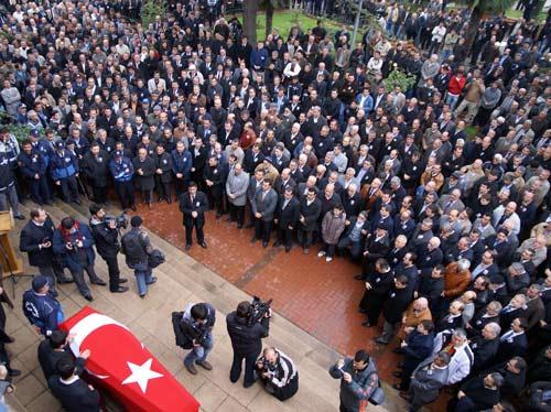 Bursa'da uğradığı silahlı saldırı sonucu hayatını kaybeden eski Bursa Büyükşehir Belediye Başkanı Hikmet Şahin'in cenazesi, İnegöl ilçesinde toprağa verildi.