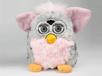 Furby ---
Oyuncak pazarında rekabet edebilmek için oyuncak devi Hasbro 1997’de Tiger Electronics’i satın aldı. 1998’de en yeni elektronik oyuncak, Furby satıştaydı. Furby tüylü, Furby dilinde konuşan ama ıngilizce öğrenmeye çalışan bir yaratık. 1998’de 1.8 milyon, 1999’da 14 milyon sattı. Sadece bir cümle kurabiliyor: Seni seviyorum.