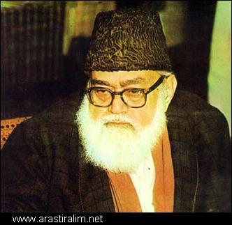 20. asırda İslam aksiyonunun önemli temsilcilerinden Müfessir Mevdudi:
21.05.2006 tarihinde muhterem Abdülkadir Badıllı Bey, merhum Mevdudi ile alakalı şu hatırasını anlattı ve kayıt cihazımızla kaydettik: 1976da İngilizce bilen bir arkadaşla Hindistana gitmek üzere yola çıktık. İran, Afganistan, Pakistan ve nihayet Hindistana geldik. Pakistana geldiğimizde dedik; Madem buraya geldik, Mevdudiyi ziyaret edelim Sağdı o zaman.
Lahor şehrine gittik. Orada Cemaat-i İslaminin merkez binası var. Binanın bir tarafı medrese, bir tarafı cami, bir tarafı parti işlerine ayrılmıştı. Gittik, görüştük. Yaşlı bir zat. Arapça konuştum ben. Kendisine o sıralar Beyrutta tab ettirdiğimiz Arapça risalelerden birkaç tanesini hediye ettik.
Eserleri kendisine verince çok iltifat etti ve Bu kitaplar eskiden Türkiyeden teksirle gelirdi. Osmanlıca idiler. Biz bakar bakar, bir şey anlamaz öper bir tarafa koyardık. Ama madem şimdi Arapça tercüme edildi, bu risaleler dünyaya yayılır. Ben Allaha şükür ediyorum bu risaleler geldiği için.