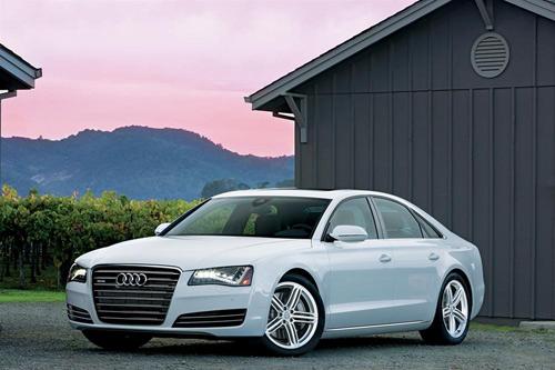 <strong>8- Audi A8L - SES GETİREN TASARIM </strong>
<br><br>
Otomobil tasarımcılarıyla bir sohbet ortamında konuşmaya başladığınızda ve birkaç içkinin ardından hangi markanın çizgilerini beğendiklerini sorduğunuzda Audi kelimesinin gündeme gelme ihtimalinin çok yüksek olduğunu söyleyebilirim. Audi uzun zamandır tasarımcıların tercihi olmaya devam ediyor. Ürün gamında yer alan bütün modellerin dış ve iç tasarımları kusursuz denebilecek düzeye ulaştırıldı. Audinin sedan hiyerarşisinde A8 zirvede yer alıyor. Bu kaslı modeli kullanmak kadar geniş kabinindeki diğer bütün koltuklarda yolculuk etmek de ayrı bir deneyim. Bu yılki Yılın Otomobili etkinliğinde jürilerin kullandığı L (uzun) versiyonu standart modelden daha geniş arka ayak mesafesi sunuyor. A8in motor yelpazesinde yer alan yüksek performanslı seçenekler, bazen gerekli olmasa da, her zaman olumlu etki yapıyor.
