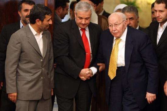 Siyasi yasağının kalmasından sonra Saadet Partisi'nde çalışmlara başlayan eski Başbakanlardan Erbakan, İran Cumhurbaşkanı Ahmedinejad ile görüştü.