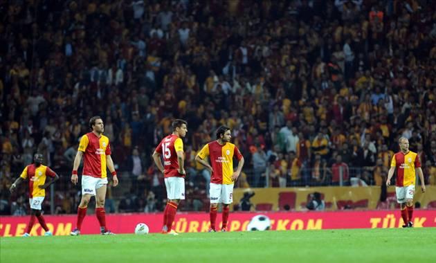 Aradığım tüm ebedi dost'larım telefon kapatmış. Herhalde çekmiyor, veya şarjı bitmiştir