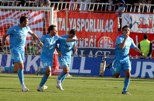 Antalyaspor, 5 dakika intika ilave edilen maçta Galatasaray'ı sahasında ilk kez yenerken sarı kartlar havada uçuştu. Bir kırmızı kart çıktı ama iptal edildi. G.Saray bu sezon 5. yenilgisini aldı