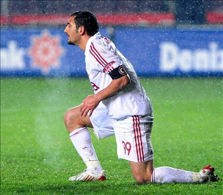 Hafta içinde UEFA'ya veda eden G.Saray, zirve yolunda tüm rakiplerinin puan kaybettiği haftayı mağlubiyletle kapattı.