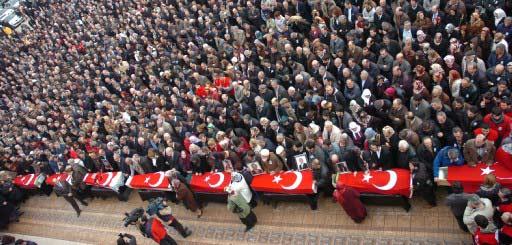 Gümüşhane'nin Zigana Dağı bölgesinde çığ düşmesi sonucu hayatını kaybeden 10 kişi son yolculuğuna uğurlandı. Trabzon Valiliği önündeki törende acı, gözyaşı ve hüzün vardı.