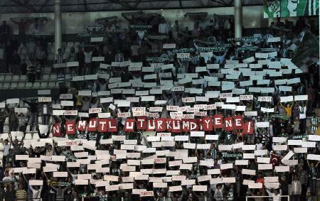 Bursasporun Diyarbakırsporu konuk ettiği maçta yaşananlar gündeme bomba gibi düştü. 2 takımın taraftarları arasında çıkan olaylarda koltuk ve taş yağmuru yaşanırken 2si çocuk, 10 kişi yaralandı.