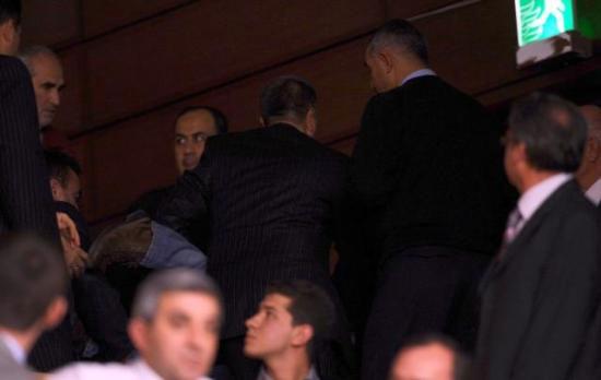 Demokrakik açılım görüşmelerinin yapıldığı TBMM Genel Kurulda, CHP lideri Baykal'ın konuşmasını tamamlamasının ardından izleyici localarında bulunan bazı kişiler slogan atarak eylem yapmaya kalkınca gözaltına alındı. Protestocular CHP'li vekille bağlantıl