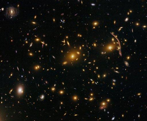 Abell 370 galaksiler kümesi kozmik bir mercek görevi görüyor. Küme içindeki çekim alanı, arkada daha uzaktaki galaksilerden gelen ışığı büyüteç gibi yansıtıyor. Doğal bir laboratuar malzemesi yani.