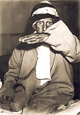<b>Gizlice çekilen fotoğraf:</b> Yıl 1960. Yer İstanbul Piyer Loti Oteli. Foto muhabirlerinden biri, balkon camından, namaz kılan Said Nursi'nin fotoğrafını çekmeye başladı. Bediüzzaman namazı bozdu. Eliyle fotoğrafını çekmemesi için muhabiri uyardı. Bu fotoğraf Akşam gazetesinde yayımlandı. Muhabir Şeref Köylübaş, fotoğrafın hikâyesini yazdı.