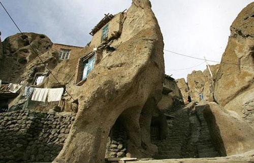 Laleh Kandovan International Rocky Hotel, Iran- Kandovan köyünde, aynı ismi taşıyan dağın eteklerinde konumlandırmış.