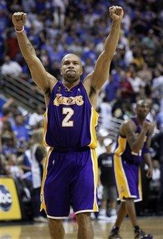 Hidayet'in de forma giydiği NBA final serisi 4. maçında Los Angeles Lakers, Orlando Magic'i uzatmalarda yıkmayı başarırken malesef Hidayet son anlarda kendine bağlanan umutları yıktı