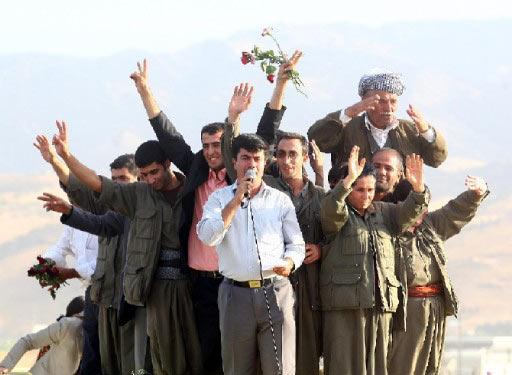 Dün teslim olan ve bugün pişman olduklarını beyan ettiklerini açıkladıktan sonra mahkemede serbest bırakılan PKK'lılar Habur'dan coşku içinde ayrıldı. PKK'lılar DTP otobüsü üstünde halkı selamladı...