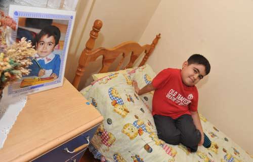 Organ naklinin simge çocuklarından biri haline gelen İbrahim Berk Yeriş, çeşitli sağlık sorunları nedeniyle 13 yıllık yaşamında küçük operasyonlar hariç tam 25 kez ameliyat masasına yattı.
<BR><BR>
Henüz 1.5 yaşındayken ameliyathane ile tanışan Berk'e 3 kez böbrek nakledildi. Berk, 8 yaşında karaciğer nakliyle de tıp literatürüne geçti.