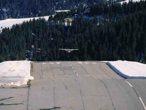 Courchevel kayak merkezinin havaalanı, 6.588 feet (2.008 metre) yükselikte bulunuyor. Bir kayak pistini andıran iniş pisti 525 metre (1.700 feet) uzunluğunda. 18.5 derece eğimli olan piste inişte uçaklar eğim yukarı ilerliyorlar ve yokuş sayesinde hızlan kesiliyor. Bununla beraber kalkış esnasında da yokuş aşağı giderek hızlanılıyor. Havaalanına iniş yapabilmek için özel bir sertifika alınmış olması gerekiyor.