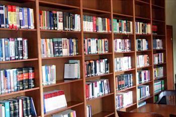 Belediye kütüphanelerine girip kitap karıştırmak