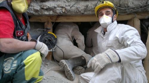 Vanda kurtarma çalışmasına katılan madencilerin görüntülediği manzara, depremin korkunç boyutunu ortaya koyarken, enkaz altında nasıl bir fedakar çalışmanın olduğunu gözler önüne seriyor.