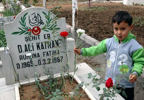 Arefe ünü şehitlikler doldu, taştı