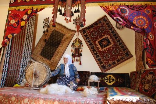 DENIZLI, EL DOKUMASI HALISIYLA DA ON PLANA CIKMAYA CALISIYOR. HEMEN BUTUN KOYLERINDE EL TEZGAHLARINDA DOKUNAN VE FIYATLARI 50 TL ILE 10 BIN TL ARASINDA DEGISEN BU HALILARA TURISTLER DE YOGUN ILGI GOSTERIYOR