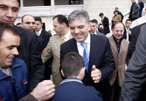 CUMHURBAŞKANI ABDULLAH GÜL, BAYRAM NAMAZINI KOCATEPE CAMİSİ'NDE KILDI. CUMHURBASKANI GÜL VE AKDAĞ, NAMAZIN ARDINDAN VATANDASLARLA BAYRAMLAŞTI.
