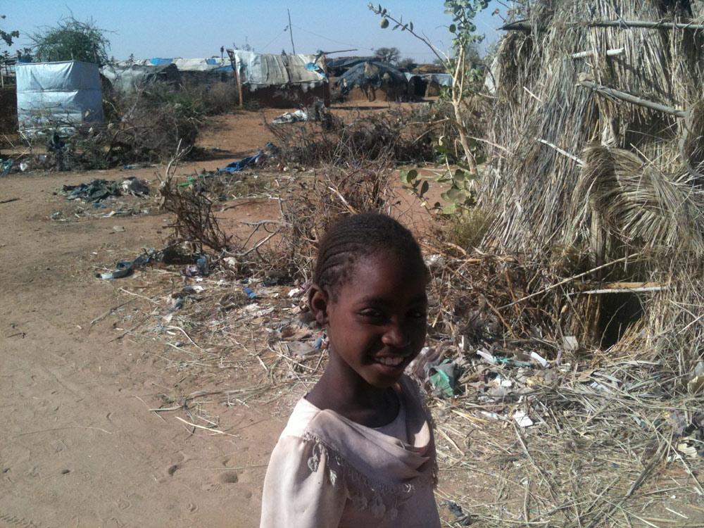 Darfur, Sudannın 8 milyon n&uuml;fusu ile ikinci b&uuml;y&uuml;k eyaleti. Darfur değip ge&ccedil;meyin y&uuml;z &ouml;l&ccedil;&uuml;m&uuml; Fransa kadar bir eyalet, başkenti de Niyala. Niyala bozkırın ortasında az gelişmiş bir yerleşim merkezi. <br><br>
Havalanından şehre giden asfalt yol dışında asfalt yola rastlamadım. 
<br><br>
Darfuru d&uuml;nya g&uuml;ndemine getiren şey 8 yıl &ouml;nce &ccedil;ıkan &ccedil;atışmalar ve sonrasında yaşanan insanlık dramı oldu.