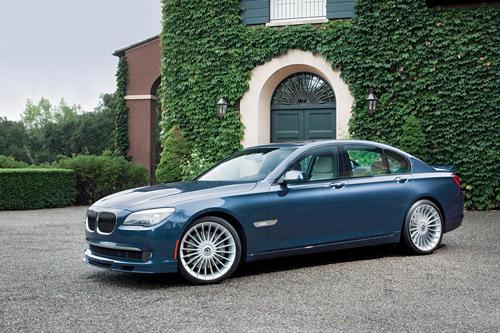 <strong>10- BMW Alpina B7 - İYİNİN İYİSİ </strong><br><br>
BMW tutkunları Alpina tapınağında ibadet ederken, lüks sedanı yıllardır kullananlar BMWnin ortağı tarafından yazılan Wunderautosdan habersizdi. Olması gereken de buydu, zira etrafta dolaşan yeterince B7 yoktu. Alpinadaki mühendis ve işçiler BMW 750nin en iyi yönlerini daha da iyileştirdi. Alpina, BMWnin amiral gemisini alıp sahip olduğu konfor ve şatafata, M otomobillerindeki sportifliği ekleyip B7yi yarattılar. Bu özel otomobil, Alpinanın imzası olan türbin tasarımlı jantları ve sadece bu modele özgü ön ve arka tasarım detaylarıyla görsel olarak standart modelden hemen ayırt ediliyor. Daha fazla gösteriş isteyenler ise Amerikada başka hiçbir BMWde bulunmayan Alpina Blue Metallic renkli B7yi tercih edebilir.