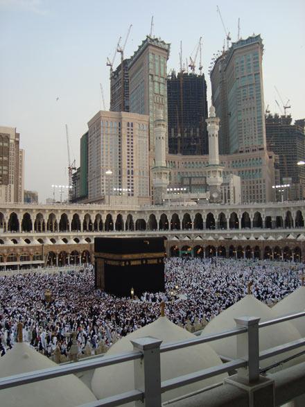 Kabe vinçlerin gölgesinde kaldı