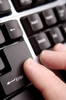 3- Okan Bayülgen ve canlı yayında küfür skandalı 
Medya Kralı adlı programa İnci Sözlük yazarları iki defa canlı bağlantıyla katıldı. İkinci telefon bağlantısında küfürlü bir konuşma yapıldı. Bunun üzerine Okan Bayülgen, ertesi gün yayınlanan programda İnci Sözlüke dava açmayacağını açıkladı.