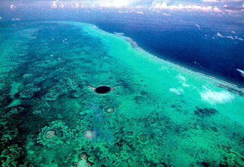 1971 yılında ünlü bilim adamı Jaques Yves Cousteau tarafından adı yüm dünyaya duyrulan 305 metre çapında 146 metre derinliğindeki "Büyük Mavi Çukur" her ne kadar dalma meraklılarının çok iyi bildikleri yer olsa da, bölge yerlileri için hala esrarını koruy