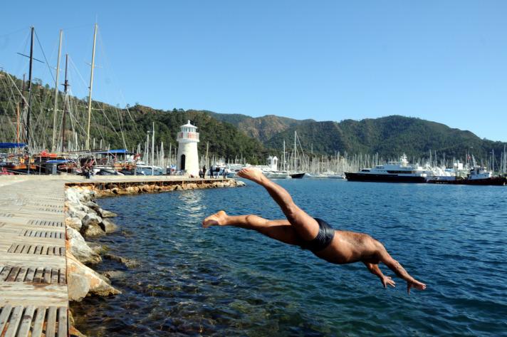 T&uuml;rkiye'nin b&uuml;y&uuml;k bir b&ouml;l&uuml;m&uuml;nde karlı ve soğuk havalar hayatı olumsuz etkiliyor. Pek &ccedil;ok k&ouml;y yolu kar nedeniyle kapanırken, &uuml;lkenin doğu b&ouml;lgelerinde hava sıcaklıkları eksi 25 derecelere kadar d&uuml;şt&uuml;.