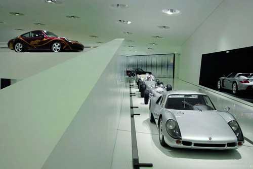Porsche müzesinde tarihi gezinti