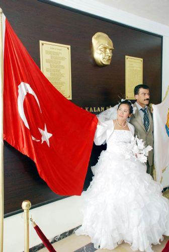 Tatil için geldiği Bodrum'da tanıştığı Şanlıurfalı Mehmet Cüneyt Karabulut ile evlenerek Müslüman olan Filipin asıllı Belçikalı Daria Patenio