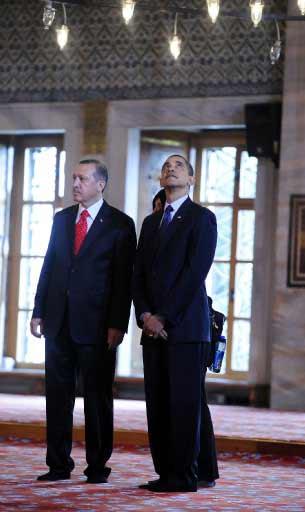 ABD Başkanı Barack Obama, Başbakan Recep Tayyip Erdoğan ile birlikte Ayasofya Müzesi'ni ve Sultan Ahmet Camii'ni gezdi.