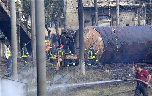 İtalya Viareggio kasabası istasyonunda raydan çıkan, sıvılaştırılmış doğal gaz yüklü iki vagonda meydana gelen patlama sonucu onlarca kişi öldü, ortalık savaş alanına döndü