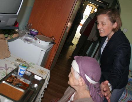 Kadın ve aileden sorumlu Devlet Bakanı Selma Aliye Kavaf, Ankara'daki çeşitli sosyal hizmet kurumlarını habersiz ziyaret ederek, incelemelerde bulundu. Habersiz ziyaretler sürecek.
