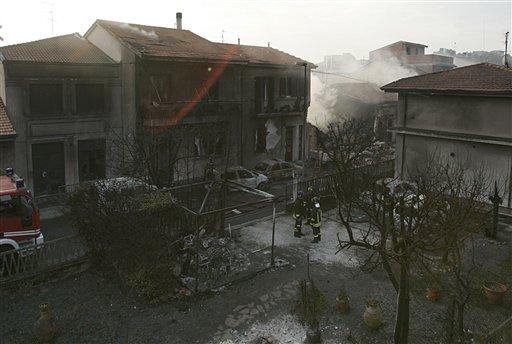 İtalya Viareggio kasabası istasyonunda raydan çıkan, sıvılaştırılmış doğal gaz yüklü iki vagonda meydana gelen patlama sonucu onlarca kişi öldü, ortalık savaş alanına döndü