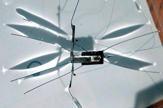 <strong>17. Casusların gözdesi</strong><br><br>
2004 -> Her ne kadar şeklen insanımsı bir robota değil, sivrisineğe benzese de bu robotun oldukça önemli artıları bulunuyor. ABD'deki Carneige Mellon Üniversitesi'nde geliştilen bu robot, hassas ayaklarıyla su üzerinde hareket edebilmesiyle casus istihdam eden güvenlik teşkilatlarının oldukça ilgisini çekmişti. Özel mikro kamerası onun etraftan görüntü almasını sağlarken, su üzerinde bile durabilmesi her ortamda kullanılabilmesinin yolunu açıyordu. Ve evet, belki de en güzeli; her ne kadar sivrisineğe benzese de onlar gibi kanınızı emmek gibi bir amacı bulunmamasıydı...