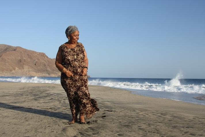 Atlas Okyanusunda Kuzey Batı Afrika açıklarındaki adalar ülkesi Cape Verde’de hayata gözlerini açan Afrikalı sanatçı, Afrikalı siyahilerin özgürlük mücadelesine destek vermek için sahneye çıplak ayakla çıktığı için "yalın ayaklı diva" olarak tanınıyordu.