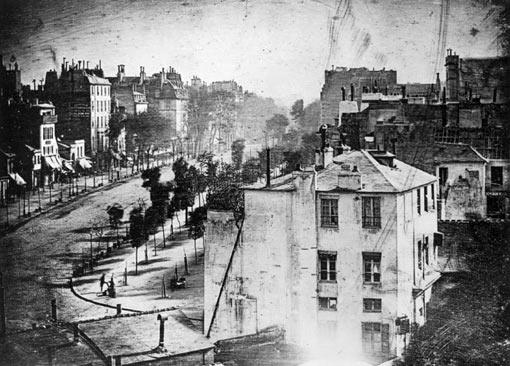 www.hokumburg.com sitesinde yer alan bir yazıya göre; Dagerreyotipi (gümüşlü levha üzerine çekilmiş) fotoğrafın mucidi Louis Daguerre'in çektiği sanılan 1838 yılının Paris sokaklarına ait bu kare içinde insan olan ilk fotoğrafı...