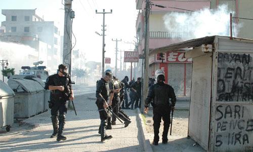 PKK'nın 31'nci kuruluş yıl dönümü ve Öcalan'ın hapishane şartlarını protesto için sokaklara dökülen terör örgütü PKK yandaşları, yurdun bazı yerinde bugünde olaylar çıkardı. Bayram günü yaşanan manzara söze gerek bırakmadı. Mersin