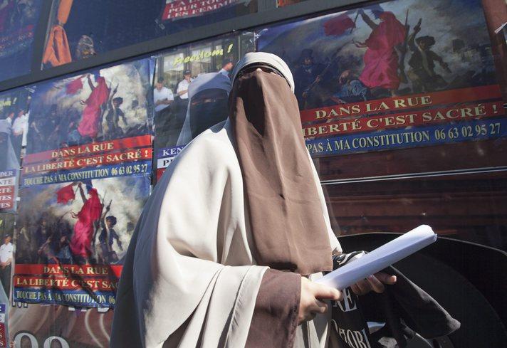 Nisan ayında yürürlüğe giren yasa, kamuya açık yerlerde "güvenlik gerekçesiyle" yüzü kapatan giysiyi yasaklıyor. Yasağı ihlal edenlere 150 avro para cezası veya zorunlu vatandaşlık stajı alma şartı uygulanacak.