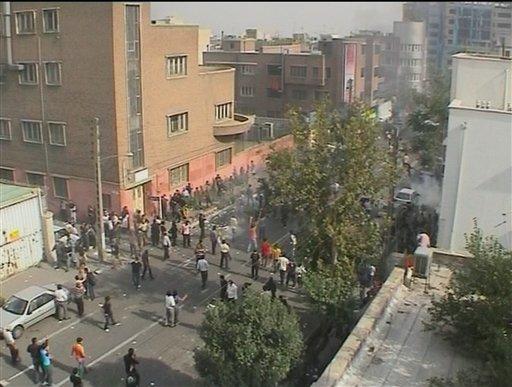 ABD CNN televizyonu, İran'da cumhurbaşkanı seçimi sonrasında sokağa çıkan göstericilerden 19'unun öldüğünü iddia etti. İran Devlet Televizyonu ise farklı rakam verdi